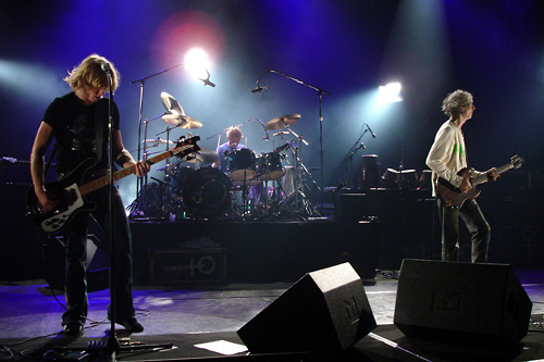 Photo du power trio en concert à l'olympia